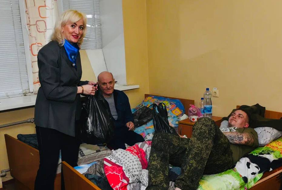 Представительницы Женского движения Единой России Ясиноватой традиционно проведали раненых бойцов, которые проходят лечение и реабилитацию в больнице города Представительницы Женского движения Единой России Ясиноватой традиционно проведали раненых бойцов, которые проходят лечение и реабилитацию в больнице города