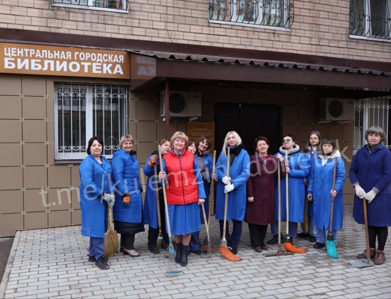 Алексей Кулемзин: Сотрудники управления по физической культуре и спорту, а также культурных и спортивных учреждений не остались в стороне и приняли активное участие в субботнике! Алексей Кулемзин: Сотрудники управления по физической культуре и спорту, а также культурных и спортивных учреждений не остались в стороне и приняли активное участие в субботнике!