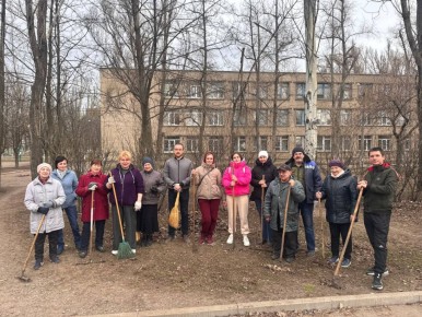 К субботнику присоединились сотрудники общеобразовательных учреждений Кировского внутригородского района города Донецк!