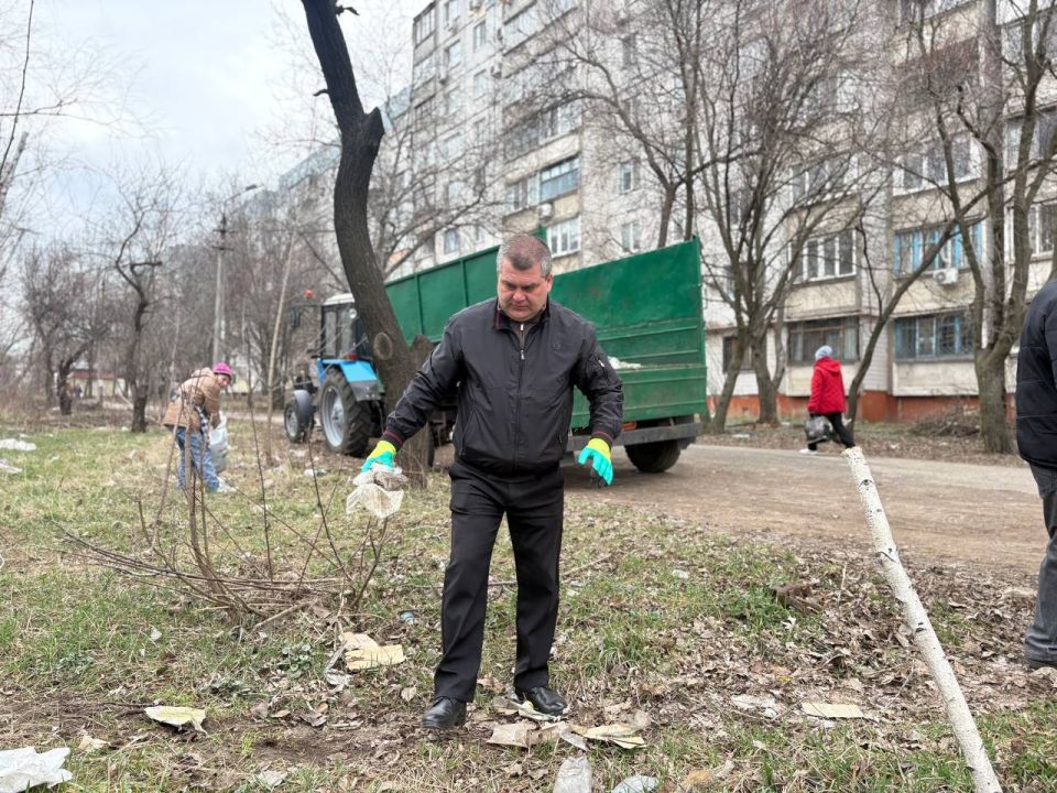 Субботник в Донецке!. Сотрудники Управы Ленинского внутригородского района Администрации городского округа Донецк, председатель Донецкого городского совета Юрий Атаманов, депутаты Донецкого городского совета Кирилл Рыбаков... Субботник в Донецке!. Сотрудники Управы Ленинского внутригородского района Администрации городского округа Донецк, председатель Донецкого городского совета Юрий Атаманов, депутаты Донецкого городского совета Кирилл Рыбаков...