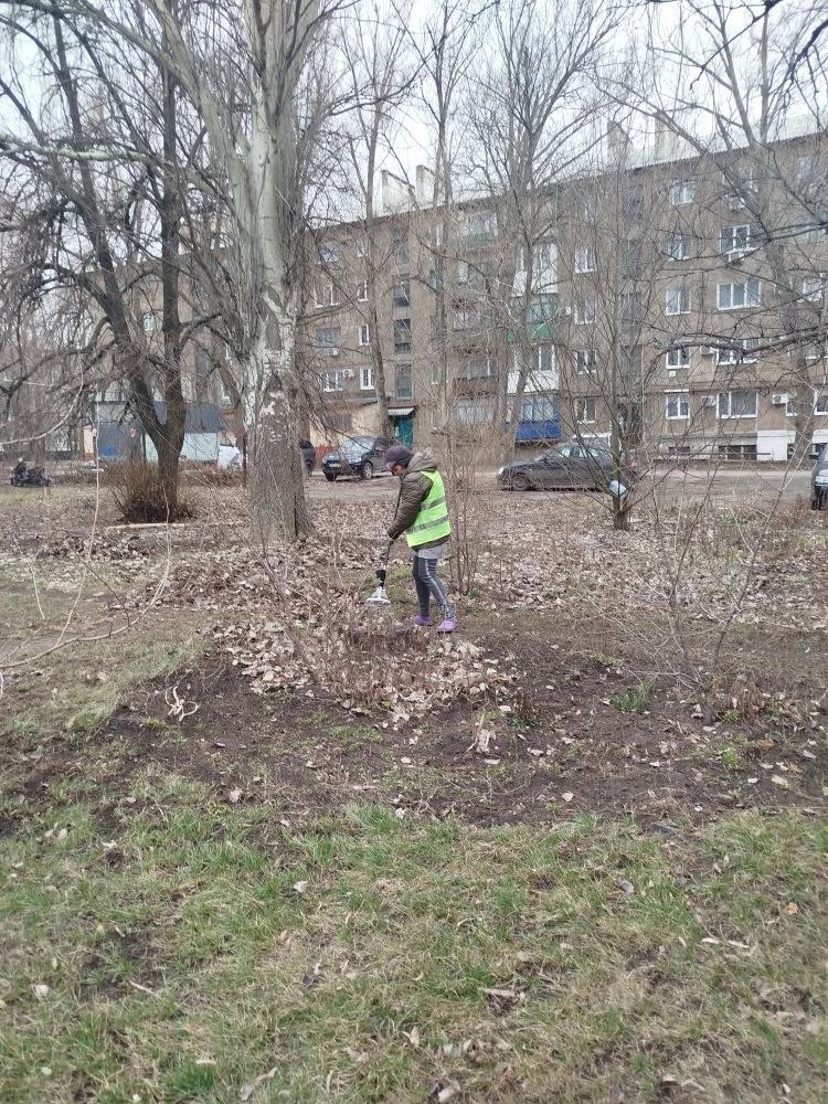 В Шахтерске приводят в порядок придомовые территории В Шахтерске приводят в порядок придомовые территории