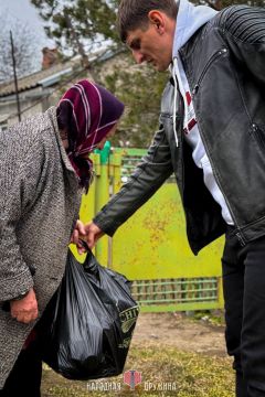 Добро начинается с нас!. Народная Дружина Мангушского муниципального округа в рамках проекта «ДобровольчествоНД» навестили маломобильную жительницу Слись Зинаиду Аркадьевну