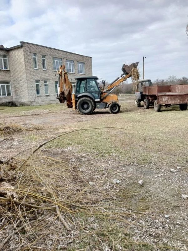 В рамках двухмесячника по благоустройству жители нашего округа активно поучаствовали в субботнике, стремясь привести в порядок территории населённых пунктов В рамках двухмесячника по благоустройству жители нашего округа активно поучаствовали в субботнике, стремясь привести в порядок территории населённых пунктов