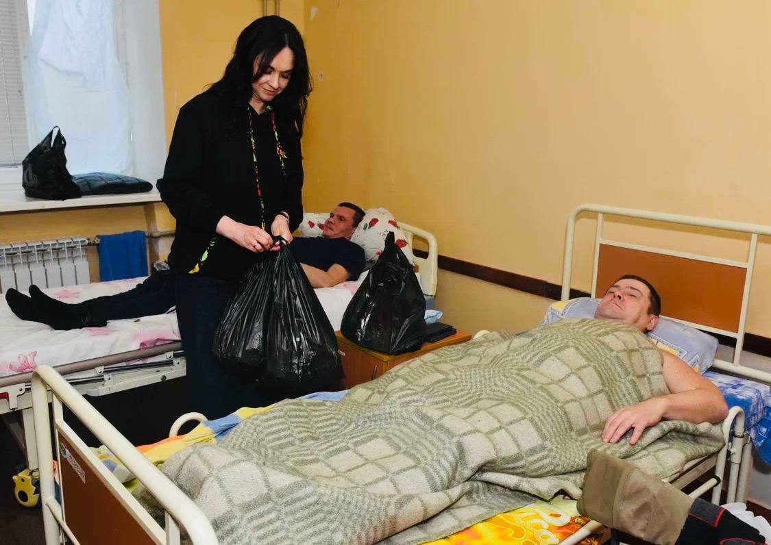 Представительницы Женского движения Единой России Ясиноватой традиционно проведали раненых бойцов, которые проходят лечение и реабилитацию в больнице города Представительницы Женского движения Единой России Ясиноватой традиционно проведали раненых бойцов, которые проходят лечение и реабилитацию в больнице города