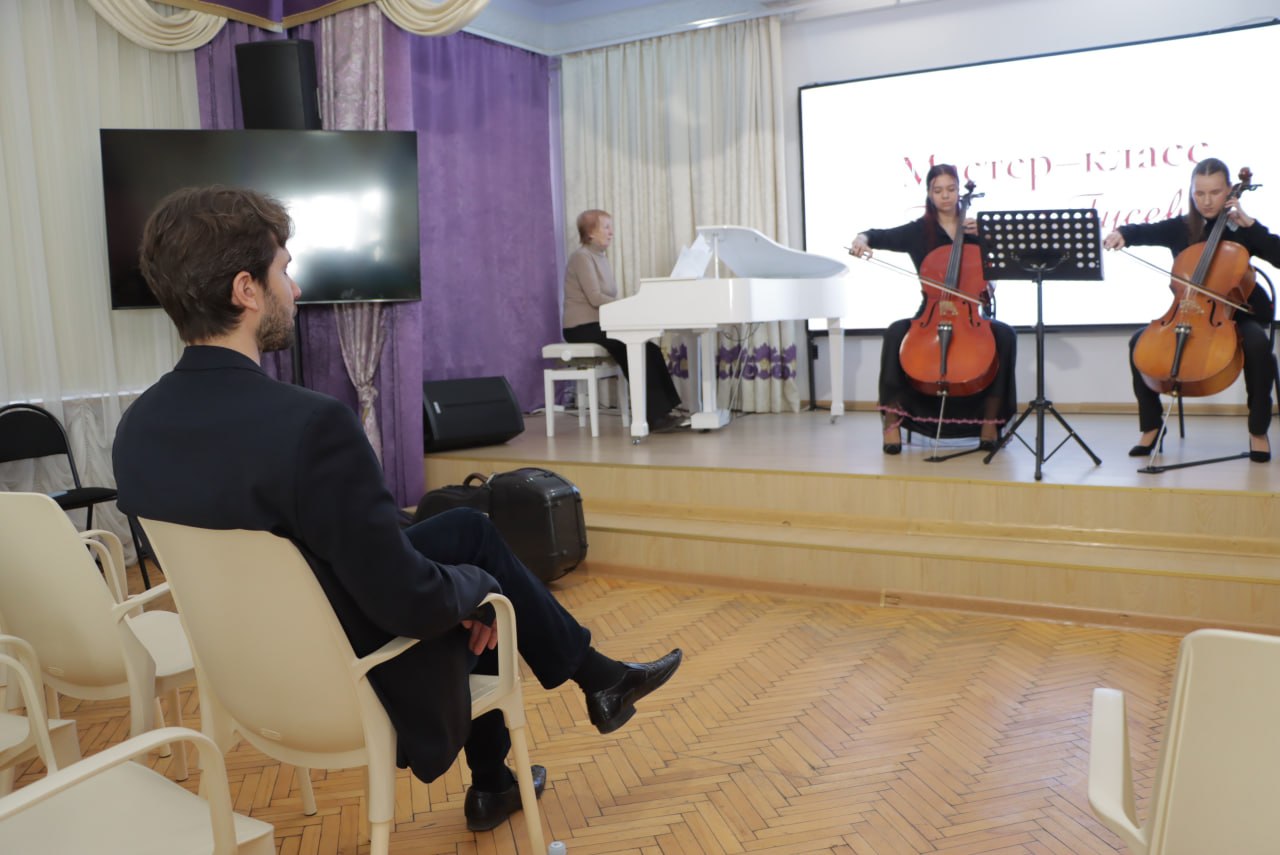Мастер-класс виолончелиста-виртуоза Георгия Гусева закончился незапланированной импровизацией Мастер-класс виолончелиста-виртуоза Георгия Гусева закончился незапланированной импровизацией