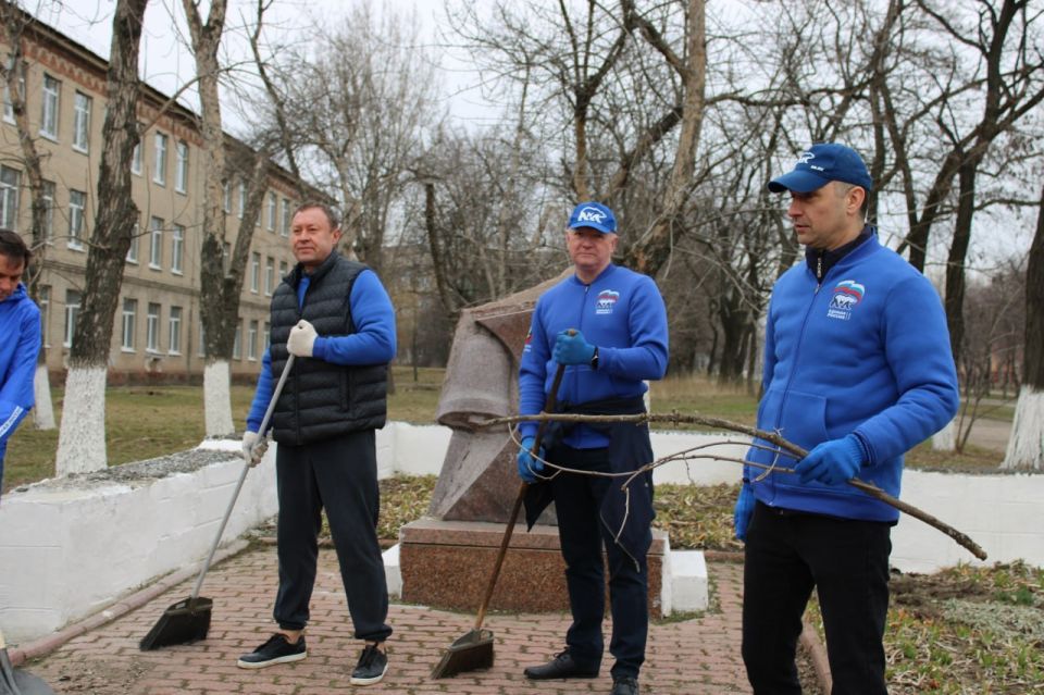 Сегодня, 21 марта 2026 года, депутаты Горловского городского совета и работники Аппарата Горловского городского совета Донецкой Народной Республики приняли участие в первом весеннем субботнике Сегодня, 21 марта 2026 года, депутаты Горловского городского совета и работники Аппарата Горловского городского совета Донецкой Народной Республики приняли участие в первом весеннем субботнике