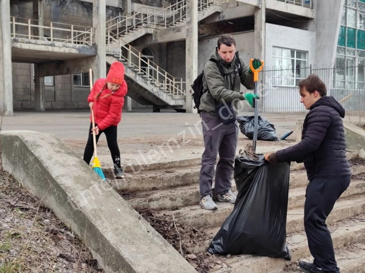 Алексей Кулемзин: Сотрудники управления по физической культуре и спорту, а также культурных и спортивных учреждений не остались в стороне и приняли активное участие в субботнике! Алексей Кулемзин: Сотрудники управления по физической культуре и спорту, а также культурных и спортивных учреждений не остались в стороне и приняли активное участие в субботнике!