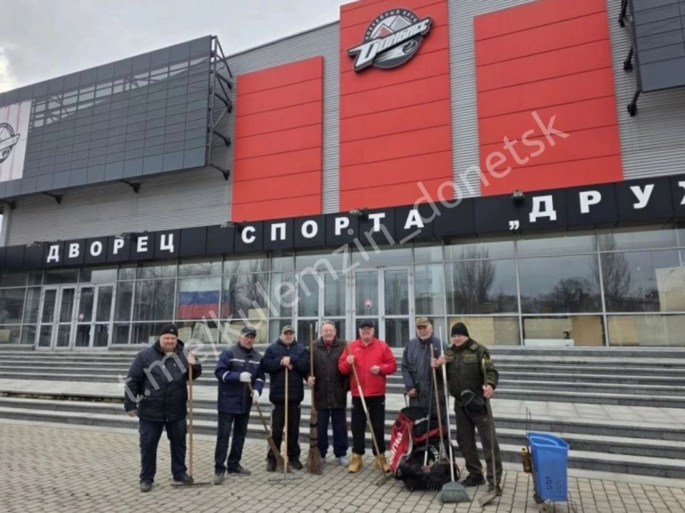 Алексей Кулемзин: Сотрудники управления по физической культуре и спорту, а также культурных и спортивных учреждений не остались в стороне и приняли активное участие в субботнике! Алексей Кулемзин: Сотрудники управления по физической культуре и спорту, а также культурных и спортивных учреждений не остались в стороне и приняли активное участие в субботнике!