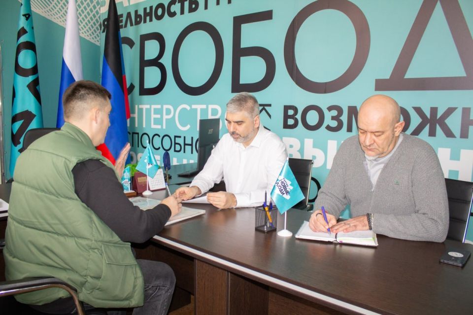 Алексей Дорофеев взял на контроль развитие футбольной секции в Еленовке Алексей Дорофеев взял на контроль развитие футбольной секции в Еленовке