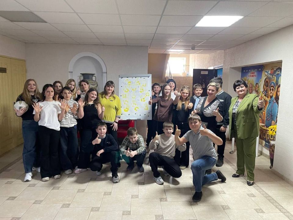 В рамках партийного проекта «Крепкая семья» в Урзуфском сельском Доме культуры прошла игровая программа, посвященная Всемирному дню счастья — «Счастье в ладошках» В рамках партийного проекта «Крепкая семья» в Урзуфском сельском Доме культуры прошла игровая программа, посвященная Всемирному дню счастья — «Счастье в ладошках»