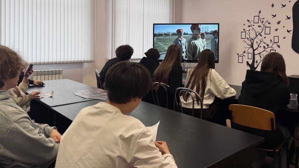 Александр Пеняев: В ГБОУ «Школа № 1 Ясиноватского МО» прошла агитационная встреча «Я — Юнармия», в ходе которой представители штаба местного отделения юнармии Ясиноватского МО рассказали о патриотическом движении "ЮНАРМИЯ"... Александр Пеняев: В ГБОУ «Школа № 1 Ясиноватского МО» прошла агитационная встреча «Я — Юнармия», в ходе которой представители штаба местного отделения юнармии Ясиноватского МО рассказали о патриотическом движении "ЮНАРМИЯ"...