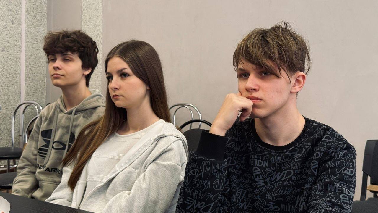 Александр Пеняев: В ГБОУ «Школа № 1 Ясиноватского МО» прошла агитационная встреча «Я — Юнармия», в ходе которой представители штаба местного отделения юнармии Ясиноватского МО рассказали о патриотическом движении "ЮНАРМИЯ"... Александр Пеняев: В ГБОУ «Школа № 1 Ясиноватского МО» прошла агитационная встреча «Я — Юнармия», в ходе которой представители штаба местного отделения юнармии Ясиноватского МО рассказали о патриотическом движении "ЮНАРМИЯ"...