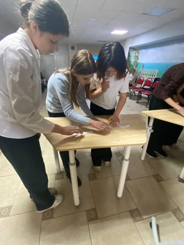В рамках партийного проекта «Крепкая семья» в Урзуфском сельском Доме культуры прошла игровая программа, посвященная Всемирному дню счастья — «Счастье в ладошках» В рамках партийного проекта «Крепкая семья» в Урзуфском сельском Доме культуры прошла игровая программа, посвященная Всемирному дню счастья — «Счастье в ладошках»