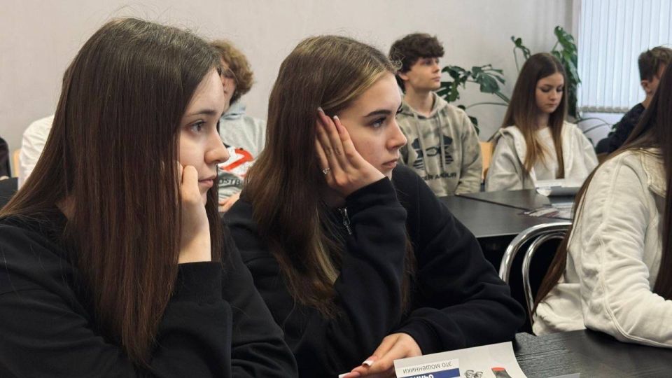 Александр Пеняев: В ГБОУ «Школа № 1 Ясиноватского МО» прошла агитационная встреча «Я — Юнармия», в ходе которой представители штаба местного отделения юнармии Ясиноватского МО рассказали о патриотическом движении "ЮНАРМИЯ"... Александр Пеняев: В ГБОУ «Школа № 1 Ясиноватского МО» прошла агитационная встреча «Я — Юнармия», в ходе которой представители штаба местного отделения юнармии Ясиноватского МО рассказали о патриотическом движении "ЮНАРМИЯ"...