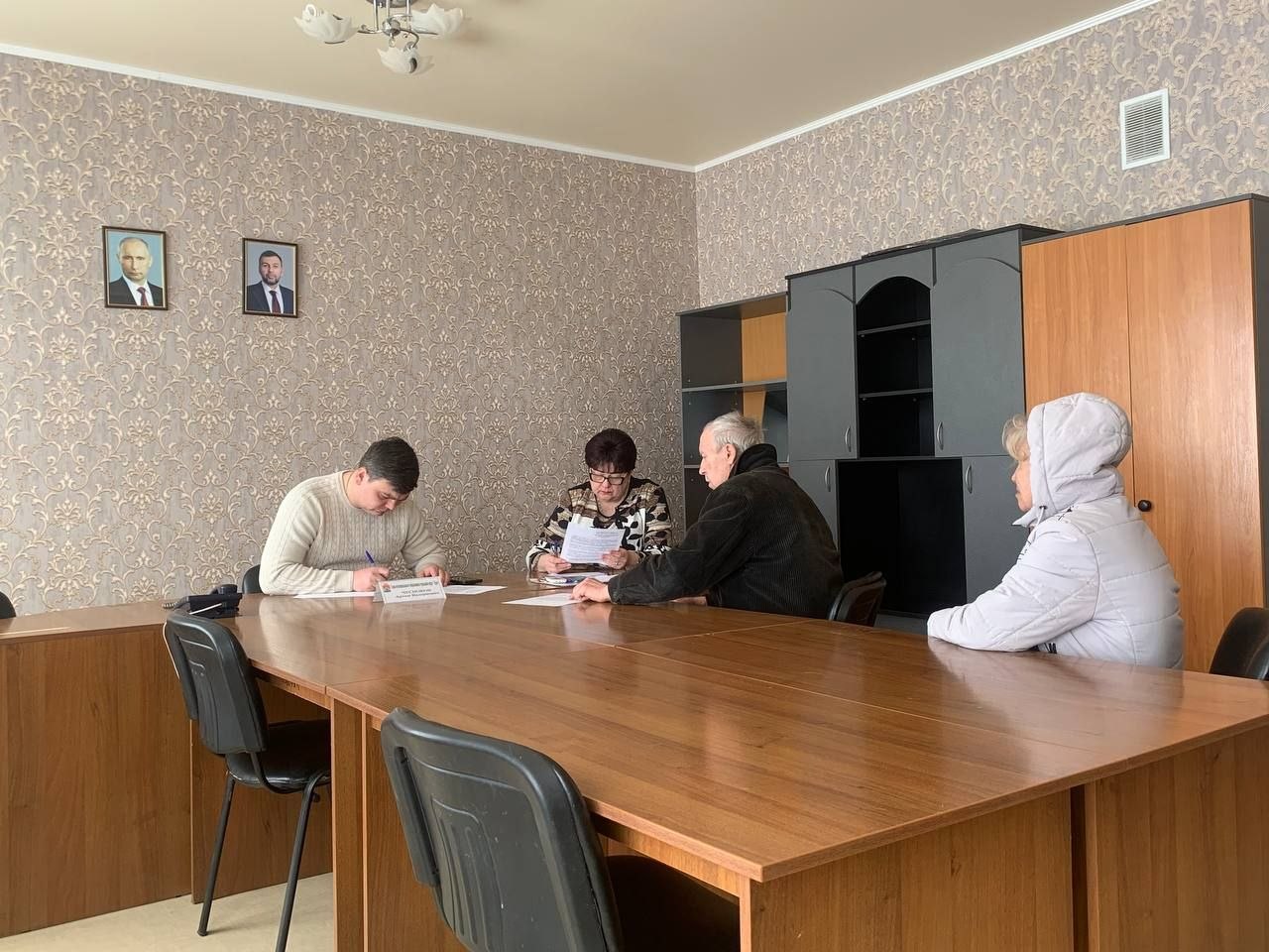 Сегодня, 23 марта 2026 года, Глава муниципального образования городской округ Торез Артем Чесноков провел прием населения по личным вопросам