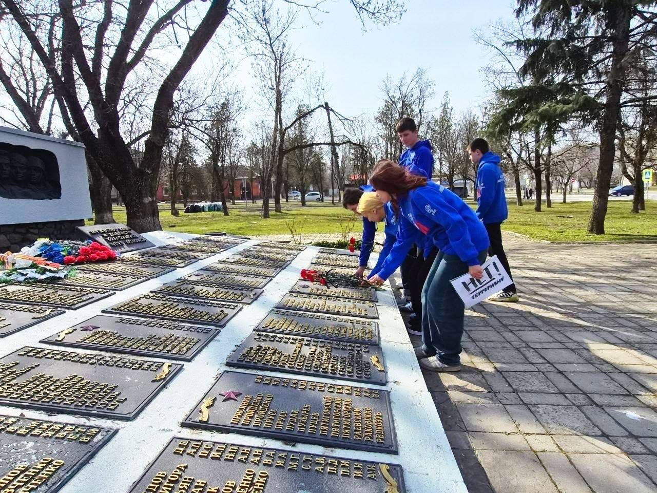 Память о трагедии: в Новоазовске почтили жертв теракта в «Крокус Сити Холле» Память о трагедии: в Новоазовске почтили жертв теракта в «Крокус Сити Холле»