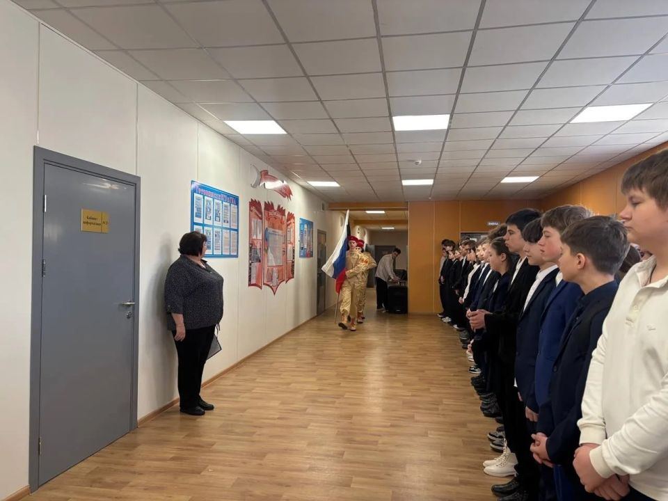 В рамках партийного проекта Единой России "Новая школа" новая учебная неделя в Тельмановской гимназии началась традиционно с линейки и почётного права выноса флага Российской Федерации и флага Донецкой Народной Республики... В рамках партийного проекта Единой России "Новая школа" новая учебная неделя в Тельмановской гимназии началась традиционно с линейки и почётного права выноса флага Российской Федерации и флага Донецкой Народной Республики...