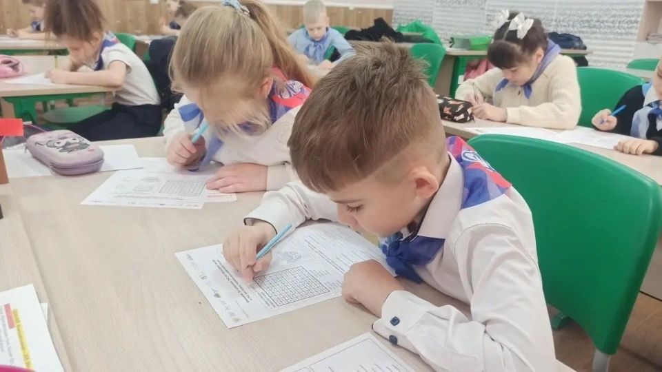 В школах Старобешевского округа прошли внеурочные занятия «Разговоры о важном» В школах Старобешевского округа прошли внеурочные занятия «Разговоры о важном»