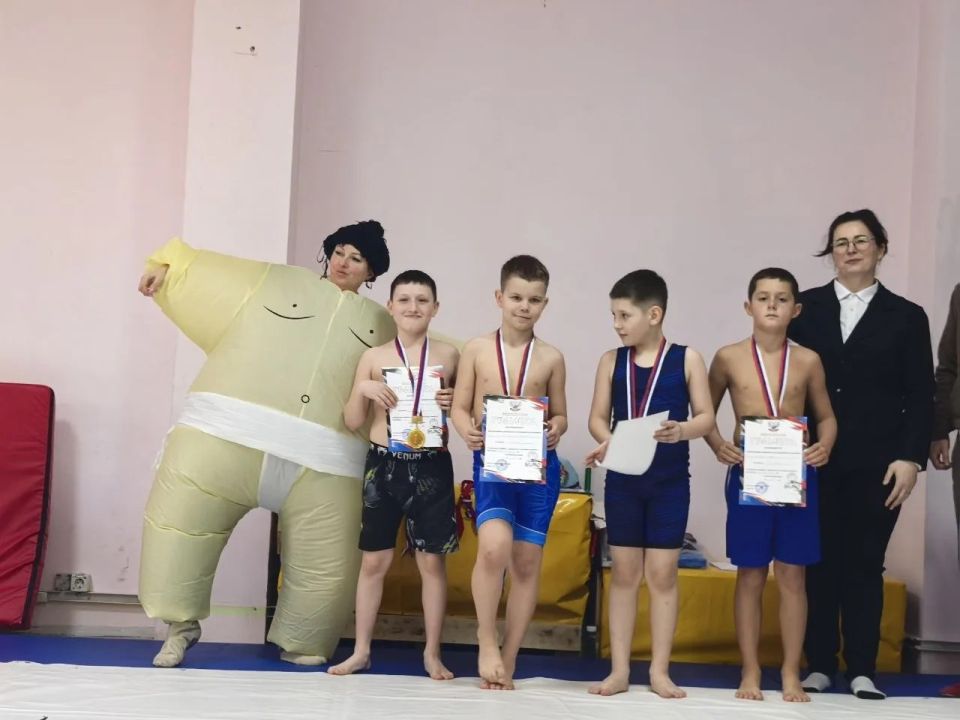 Коллектив Мироновской школы №10 поздравляет призеров открытого турнира по сумо и их тренера Кушнира Сергея Ивановича Коллектив Мироновской школы №10 поздравляет призеров открытого турнира по сумо и их тренера Кушнира Сергея Ивановича