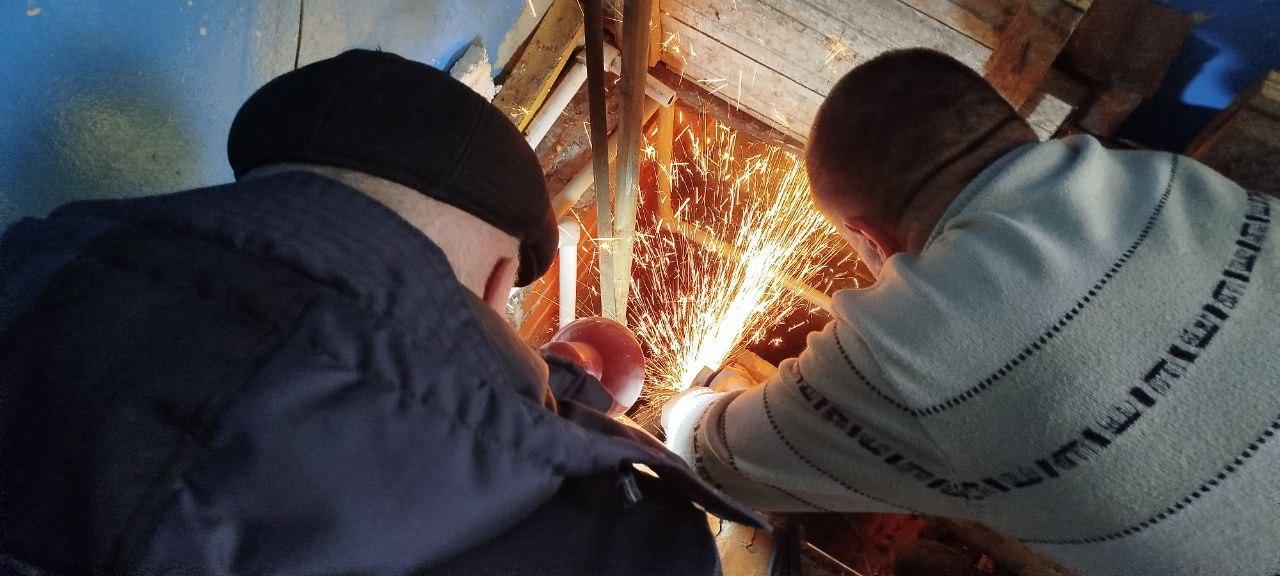 Сергей Желновач: В Дебальцевской школе № 4 прошли работы по ремонту водопровода при участии рабочих из Хабаровского края