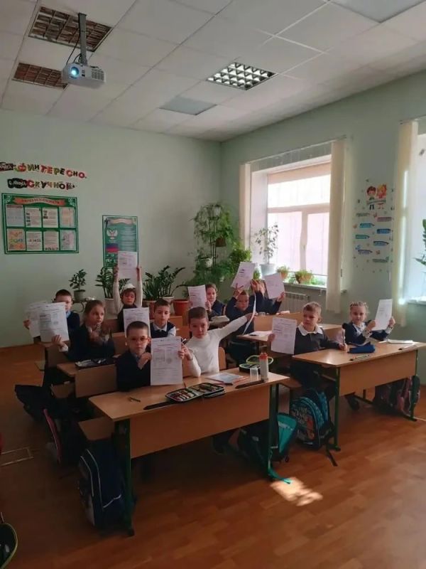 В рамках партийного проекта Единой России "Новая школа" новая учебная неделя в Тельмановской гимназии началась традиционно с линейки и почётного права выноса флага Российской Федерации и флага Донецкой Народной Республики... В рамках партийного проекта Единой России "Новая школа" новая учебная неделя в Тельмановской гимназии началась традиционно с линейки и почётного права выноса флага Российской Федерации и флага Донецкой Народной Республики...