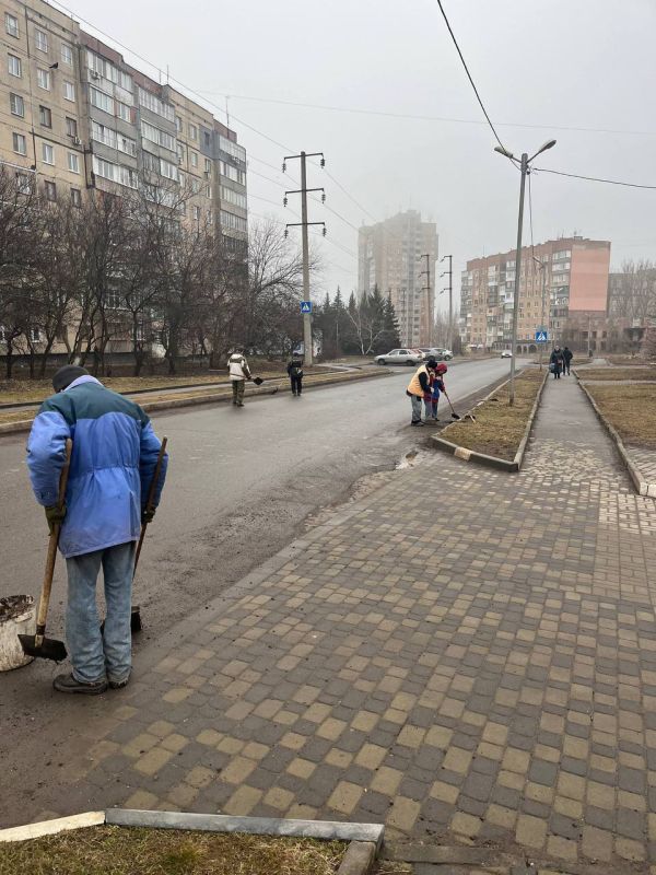 Неравнодушные жители, сотрудники учреждений, предприятий Горняцкого внутригородского района собрались вместе, чтобы принять участие в традиционном субботнике Неравнодушные жители, сотрудники учреждений, предприятий Горняцкого внутригородского района собрались вместе, чтобы принять участие в традиционном субботнике
