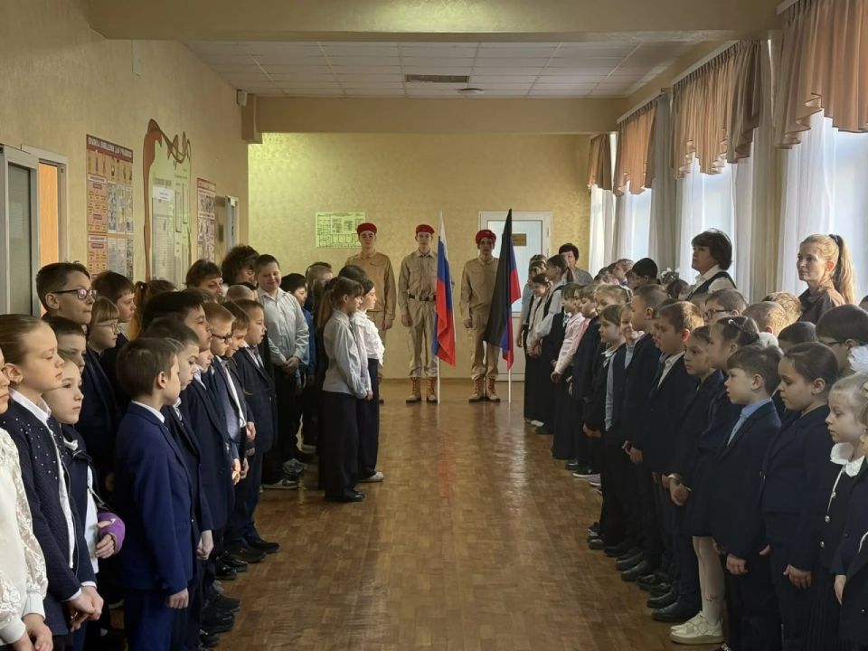 В рамках партийного проекта Единой России "Новая школа" новая учебная неделя в Тельмановской гимназии началась традиционно с линейки и почётного права выноса флага Российской Федерации и флага Донецкой Народной Республики... В рамках партийного проекта Единой России "Новая школа" новая учебная неделя в Тельмановской гимназии началась традиционно с линейки и почётного права выноса флага Российской Федерации и флага Донецкой Народной Республики...