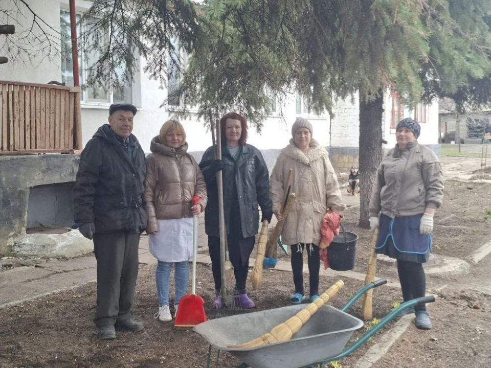 В рамках реализации партийного проекта «Единой России» «Чистая страна» активисты Торезского местного отделения партии провели субботник по ул. Сиваченко В рамках реализации партийного проекта «Единой России» «Чистая страна» активисты Торезского местного отделения партии провели субботник по ул. Сиваченко