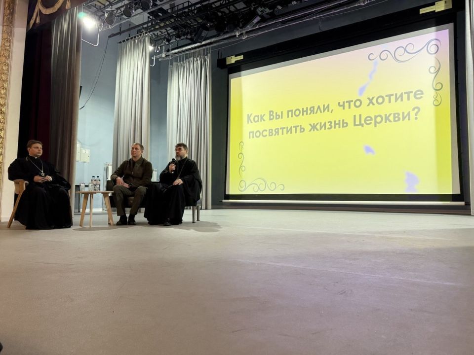 Александр Шатов: С молодежью Шахтерского округа пообщались на духовные темы Александр Шатов: С молодежью Шахтерского округа пообщались на духовные темы