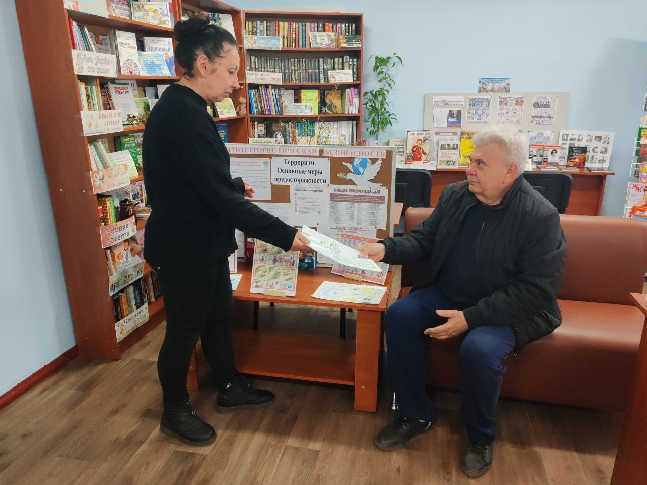 В Мироновской поселковой библиотеке для посетителей проведен час профилактики «Терроризм-проблема современности» В Мироновской поселковой библиотеке для посетителей проведен час профилактики «Терроризм-проблема современности»