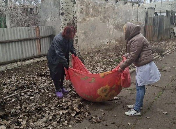 В рамках реализации партийного проекта «Единой России» «Чистая страна» активисты Торезского местного отделения партии провели субботник по ул. Сиваченко В рамках реализации партийного проекта «Единой России» «Чистая страна» активисты Торезского местного отделения партии провели субботник по ул. Сиваченко