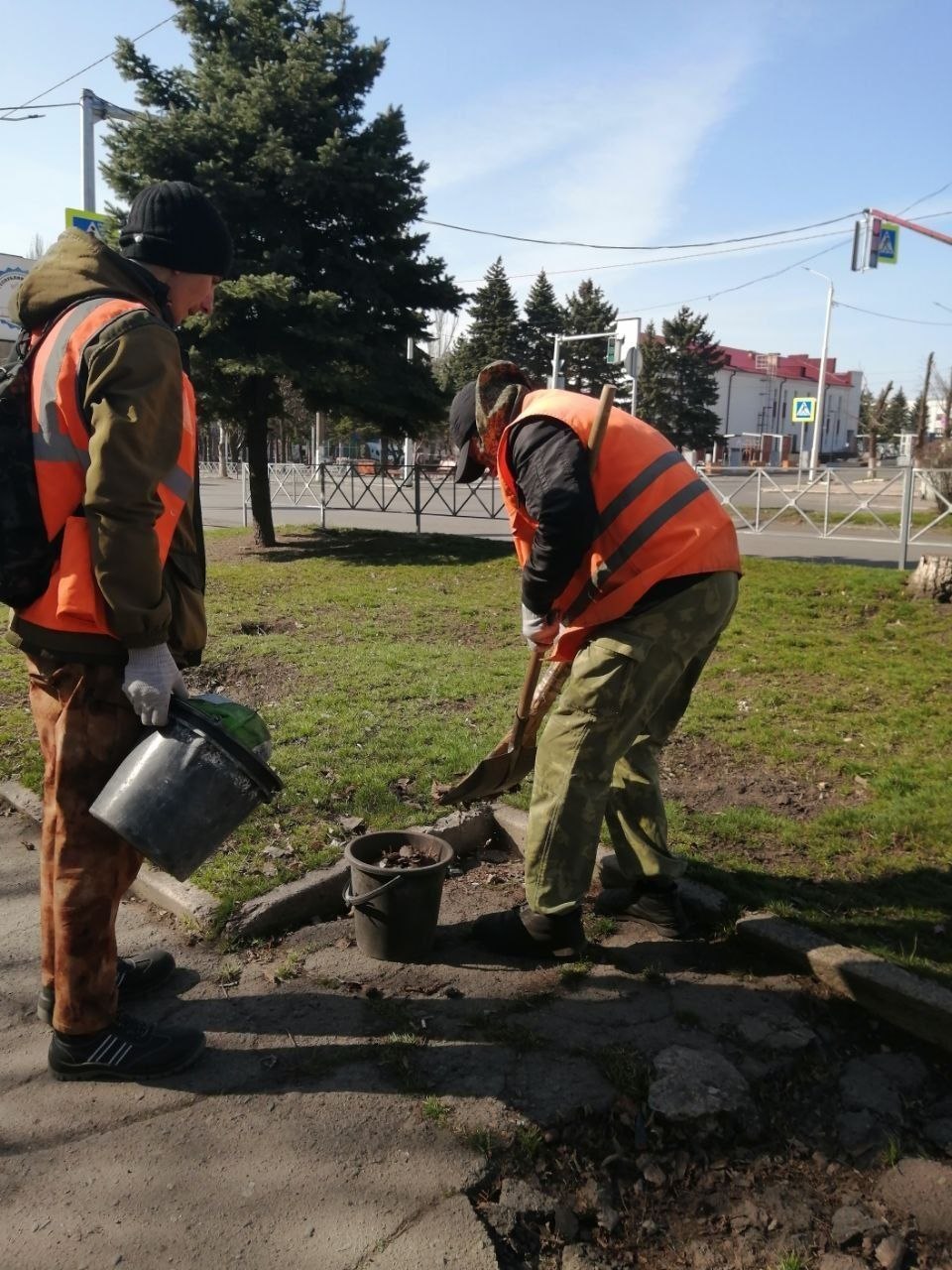 Коммунальщики Снежного продолжают благоустраивать территории общего пользования Коммунальщики Снежного продолжают благоустраивать территории общего пользования