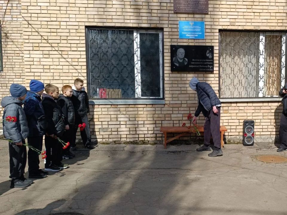 Денис Зубов: 22.03.2026 года состоялось открытие мемориальной доски памяти Андриевского Владимира Ильича Денис Зубов: 22.03.2026 года состоялось открытие мемориальной доски памяти Андриевского Владимира Ильича
