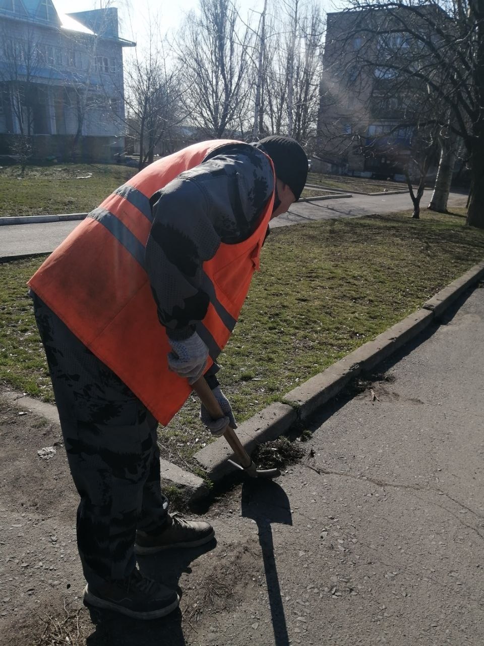 Коммунальщики Снежного продолжают благоустраивать территории общего пользования Коммунальщики Снежного продолжают благоустраивать территории общего пользования