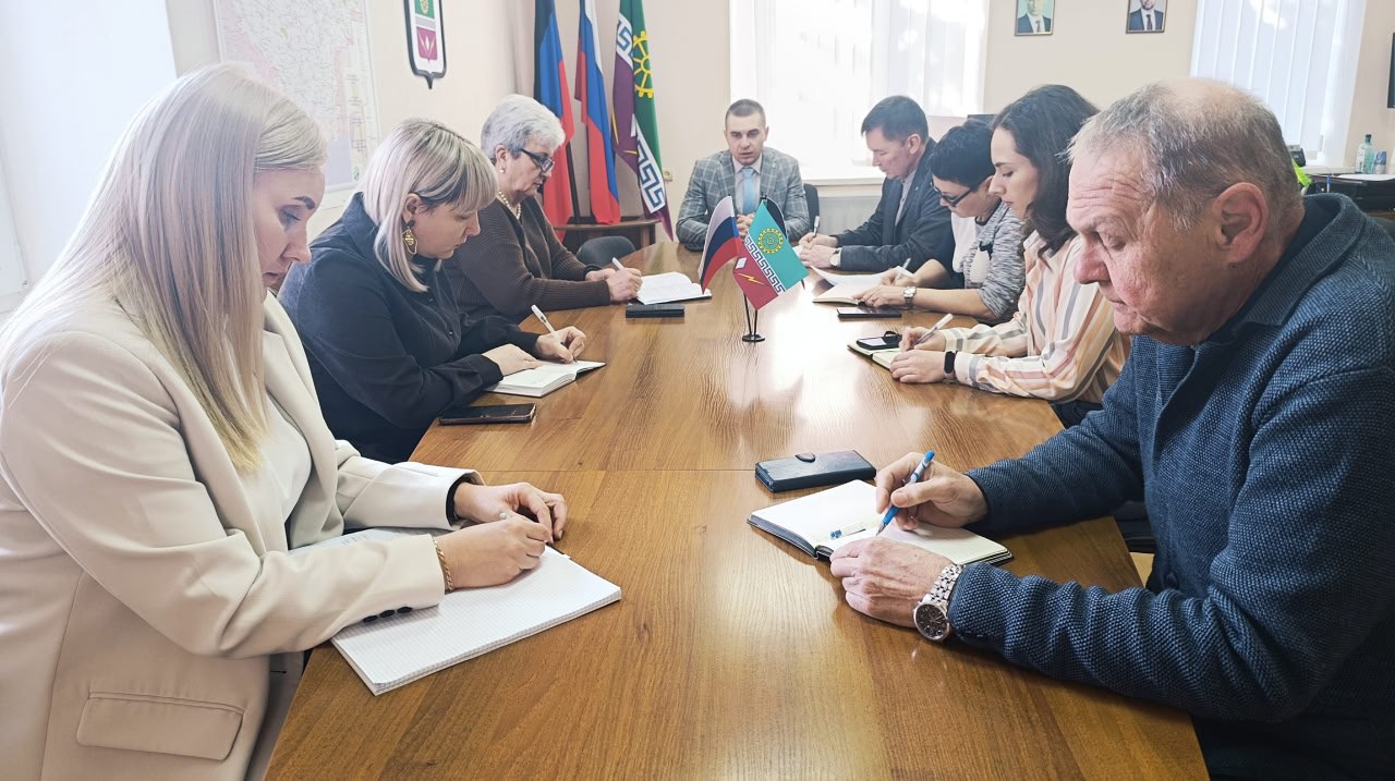 Врип главы муниципального образования Старобешевский муниципальный округ Алексей Черкашин провел оперативное совещание, на котором обсудили ключевые вопросы округа