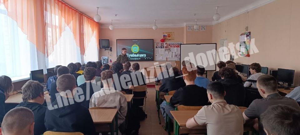 В школах Донецка состоялись профориентационные встречи учащихся 9-11 классов с представителями Федерального государственного казённого военного профессионального образовательного учреждения «183 учебный центр» Минобороны РФ... В школах Донецка состоялись профориентационные встречи учащихся 9-11 классов с представителями Федерального государственного казённого военного профессионального образовательного учреждения «183 учебный центр» Минобороны РФ...