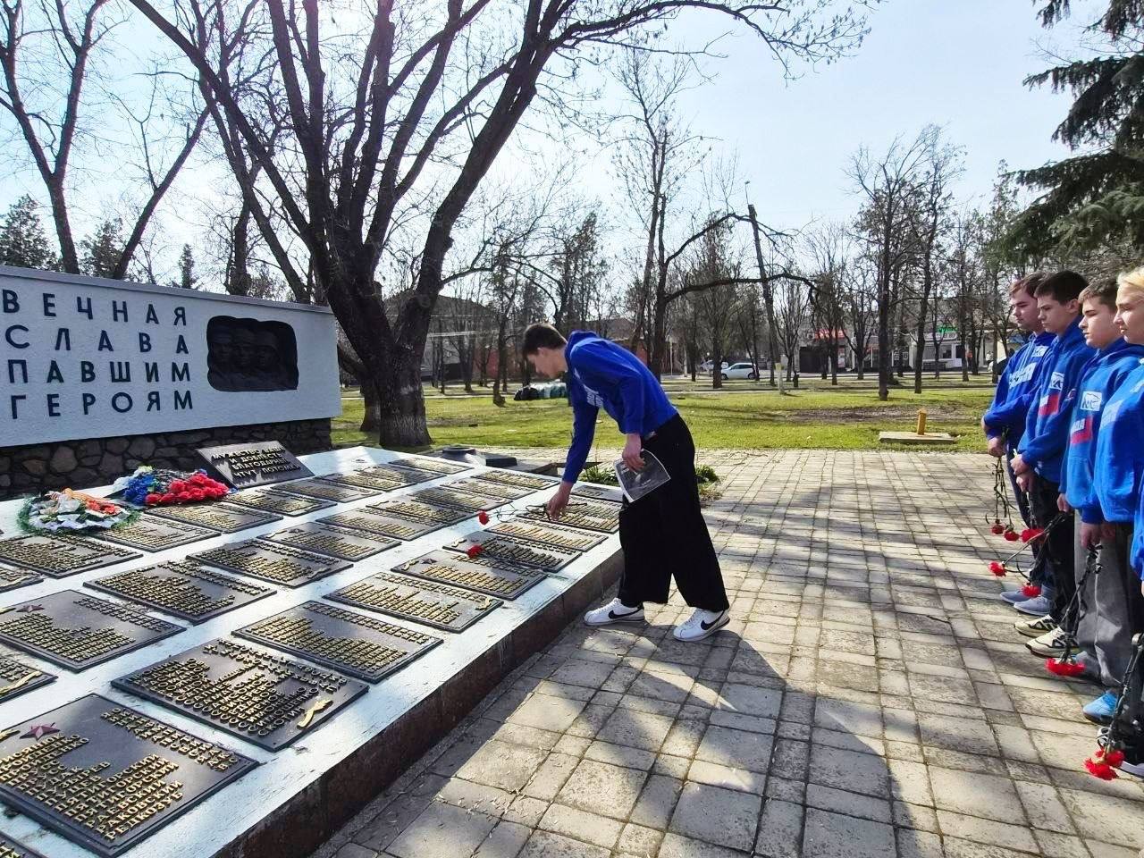 Память о трагедии: в Новоазовске почтили жертв теракта в «Крокус Сити Холле» Память о трагедии: в Новоазовске почтили жертв теракта в «Крокус Сити Холле»