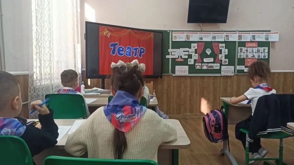 В школах Старобешевского округа прошли внеурочные занятия «Разговоры о важном» В школах Старобешевского округа прошли внеурочные занятия «Разговоры о важном»