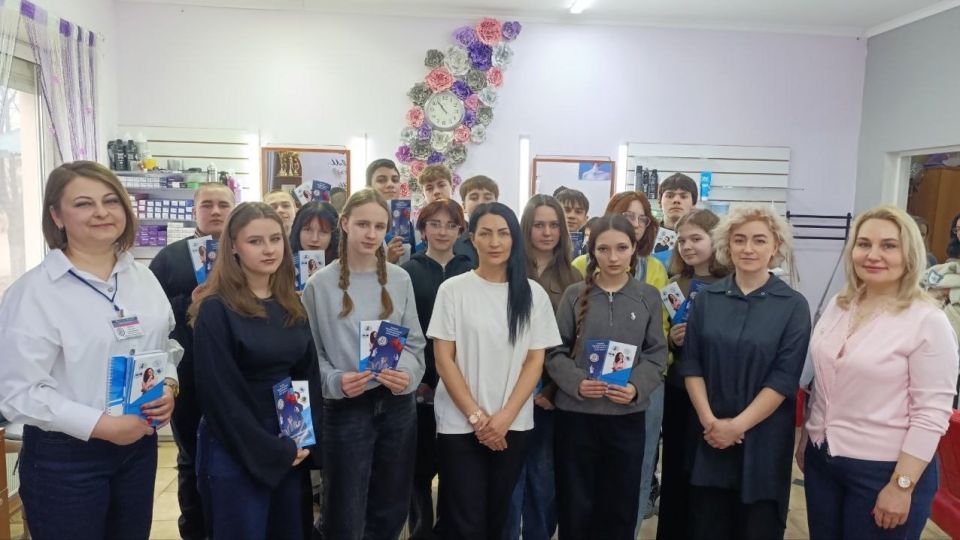 Школьники Кировского познакомились с профессией парикмахера Школьники Кировского познакомились с профессией парикмахера