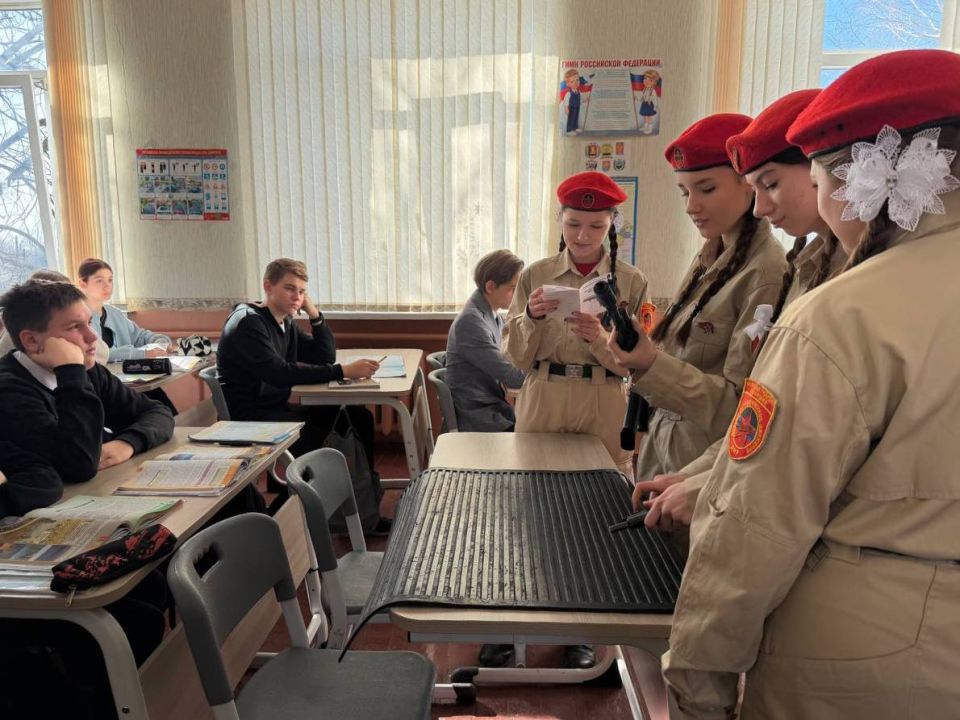 ЗАНЯТИЕ ЮНАРМЕЙЦЕВ. Изучение устройства автомата — это дань уважения нашей истории и труду великих конструкторов ЗАНЯТИЕ ЮНАРМЕЙЦЕВ. Изучение устройства автомата — это дань уважения нашей истории и труду великих конструкторов