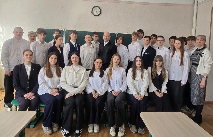 Сергей Желновач: В рамках образовательной программы "Разговоры о важном" посетил ГБОУ «Школа №6 им.Н.Я. Ильина г.о.Дебальцево». Одиннадцатиклассники с интересом погрузились в мир искусства, обсуждая юбилейную дату –...