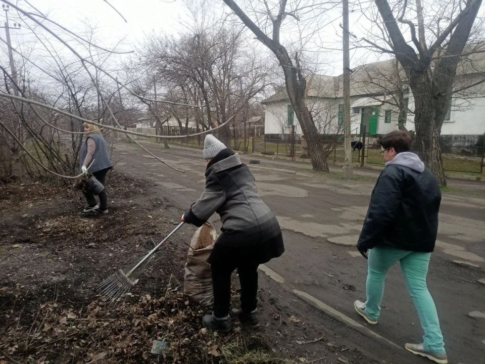 В рамках реализации партийного проекта «Единой России» «Чистая страна» активисты Торезского местного отделения партии провели субботник по ул. Сиваченко В рамках реализации партийного проекта «Единой России» «Чистая страна» активисты Торезского местного отделения партии провели субботник по ул. Сиваченко