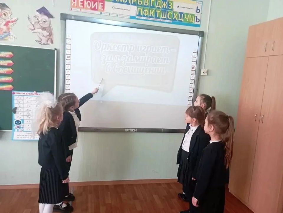 В рамках партийного проекта Единой России "Новая школа" новая учебная неделя в Тельмановской гимназии началась традиционно с линейки и почётного права выноса флага Российской Федерации и флага Донецкой Народной Республики... В рамках партийного проекта Единой России "Новая школа" новая учебная неделя в Тельмановской гимназии началась традиционно с линейки и почётного права выноса флага Российской Федерации и флага Донецкой Народной Республики...