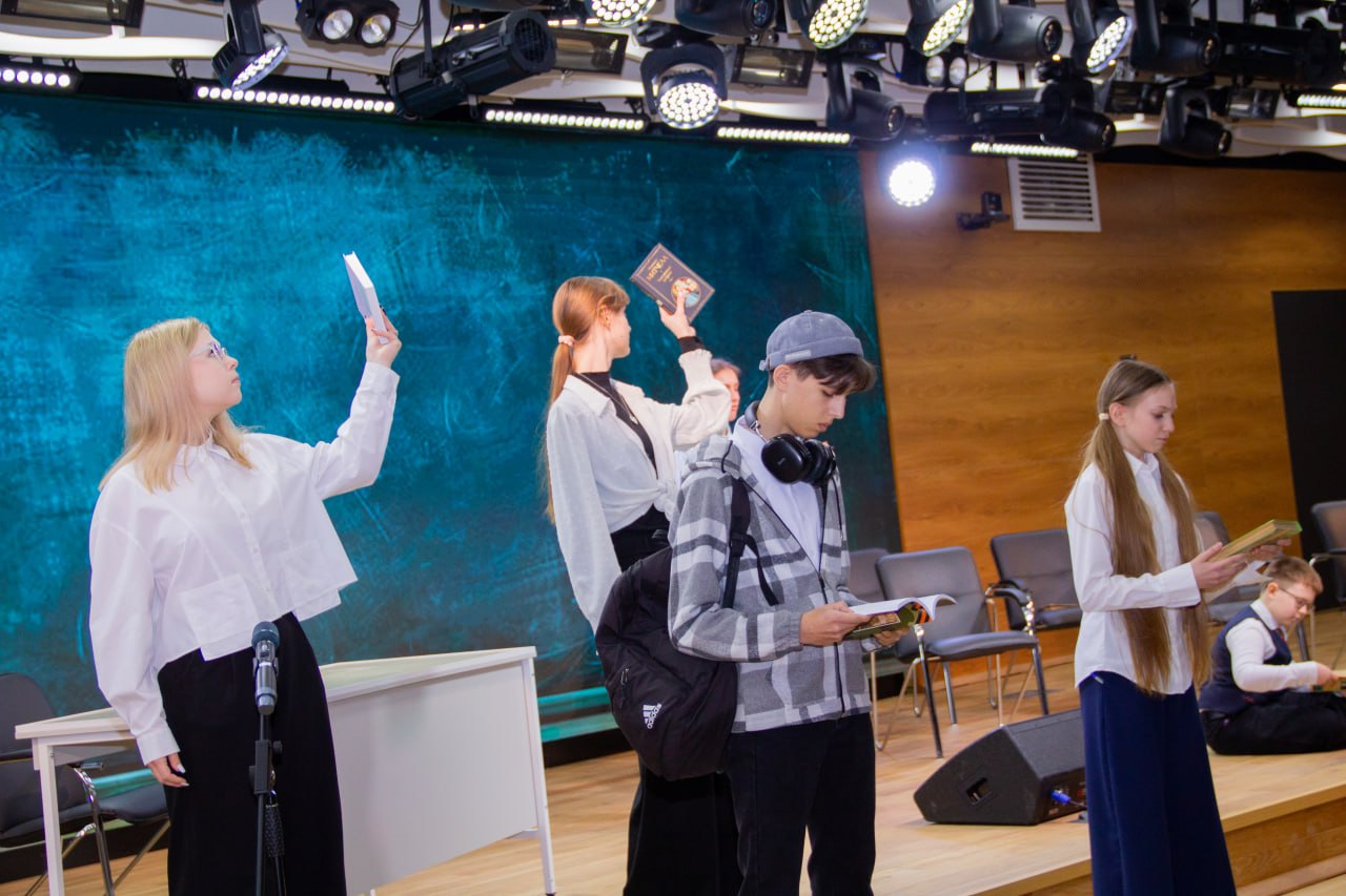 Онегин и двое из 9-го «Б». Сегодня показали театральную постановку, приуроченную ко Дню работника культуры Онегин и двое из 9-го «Б». Сегодня показали театральную постановку, приуроченную ко Дню работника культуры