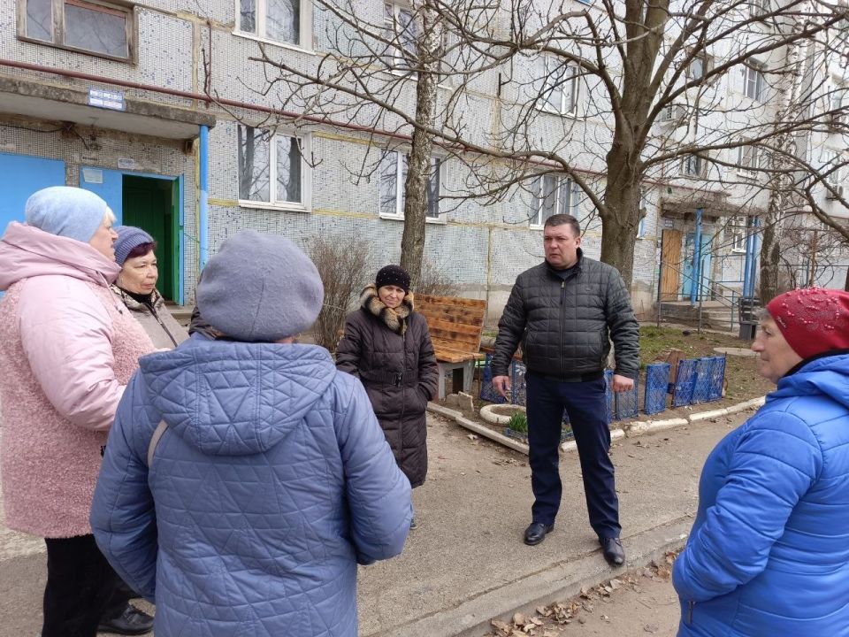 В Субботу, 21 марта, заместитель главы муниципального образования городского округа Харцызск Виталий Легчилин провел встречу с жителями города Зугрэс по улице 60 лет Октября, д. 35 В Субботу, 21 марта, заместитель главы муниципального образования городского округа Харцызск Виталий Легчилин провел встречу с жителями города Зугрэс по улице 60 лет Октября, д. 35