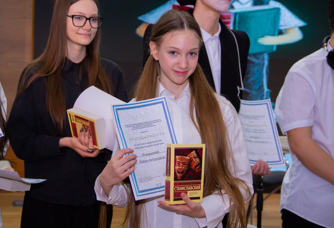 Онегин и двое из 9-го «Б». Сегодня показали театральную постановку, приуроченную ко Дню работника культуры Онегин и двое из 9-го «Б». Сегодня показали театральную постановку, приуроченную ко Дню работника культуры