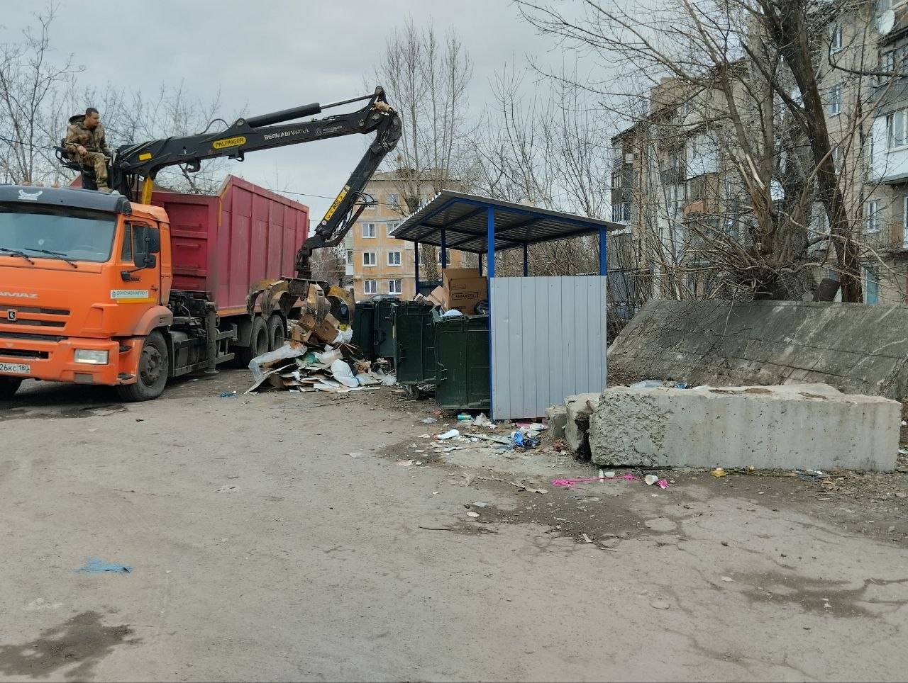 С целью приведения территории в надлежащее санитарное состояние в Кировском внутригородском районе выполнены работы по вывозу крупногабаритных накоплений мусора на контейнерных площадках по адресам: ул. Парижской Коммуны, д.... С целью приведения территории в надлежащее санитарное состояние в Кировском внутригородском районе выполнены работы по вывозу крупногабаритных накоплений мусора на контейнерных площадках по адресам: ул. Парижской Коммуны, д....