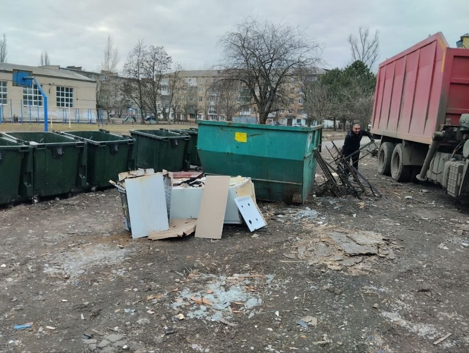 С целью приведения территории в надлежащее санитарное состояние в Кировском внутригородском районе выполнены работы по вывозу крупногабаритных накоплений мусора на контейнерных площадках по адресам: ул. Парижской Коммуны, д.... С целью приведения территории в надлежащее санитарное состояние в Кировском внутригородском районе выполнены работы по вывозу крупногабаритных накоплений мусора на контейнерных площадках по адресам: ул. Парижской Коммуны, д....