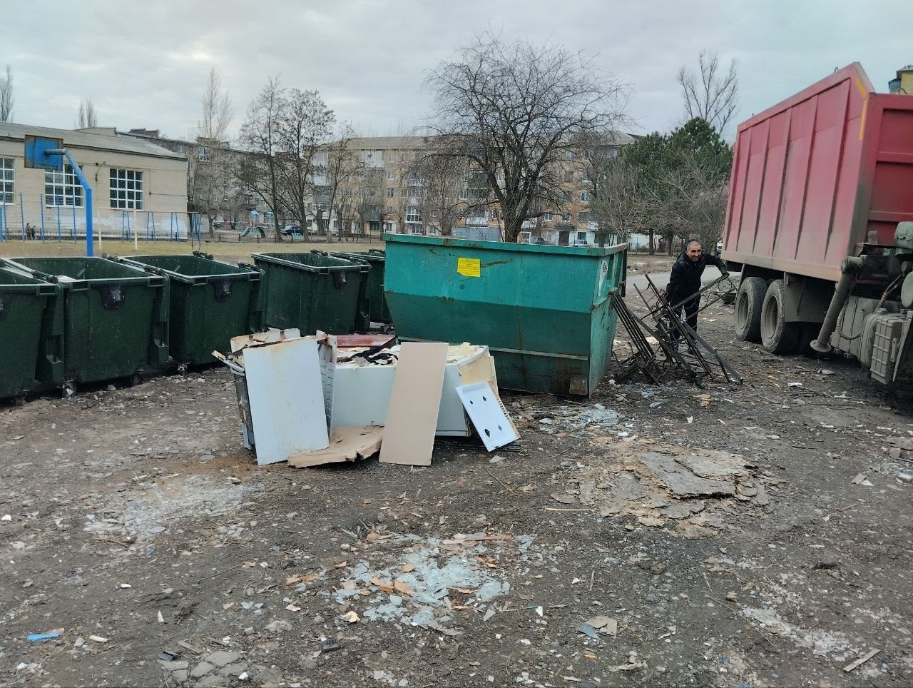 С целью приведения территории в надлежащее санитарное состояние в Кировском внутригородском районе выполнены работы по вывозу крупногабаритных накоплений мусора на контейнерных площадках по адресам: ул. Парижской Коммуны, д.... С целью приведения территории в надлежащее санитарное состояние в Кировском внутригородском районе выполнены работы по вывозу крупногабаритных накоплений мусора на контейнерных площадках по адресам: ул. Парижской Коммуны, д....