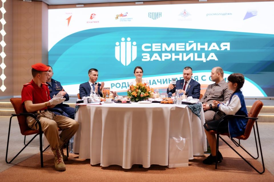 За круглым столом с традиционным чаепитием: дан старт новому сезону всероссийской “Семейной зарницы” За круглым столом с традиционным чаепитием: дан старт новому сезону всероссийской “Семейной зарницы”